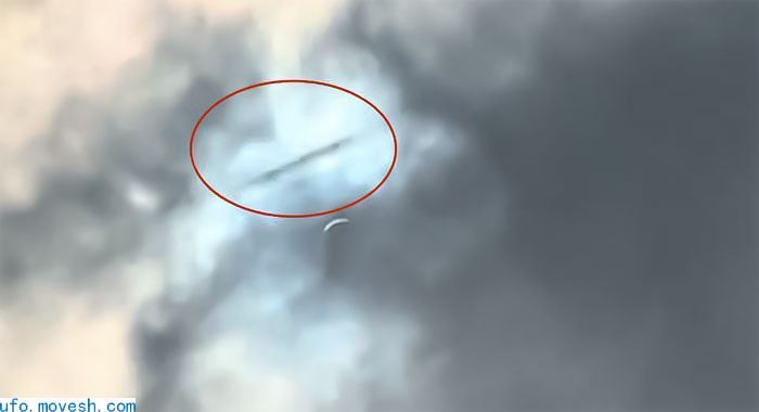 美国日全食期间惊现UFO，网友：这艘飞碟正在执行任务！