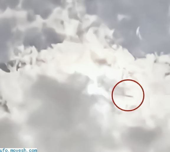 美国日全食期间惊现UFO，网友：这艘飞碟正在执行任务！