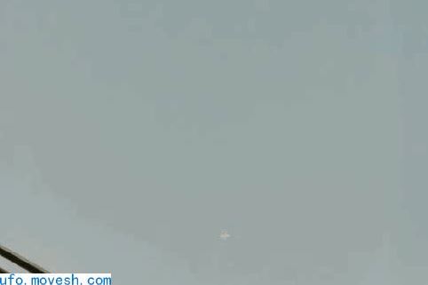青岛天空惊现不明飞行物，疑似UFO！被不少市民亲眼看到