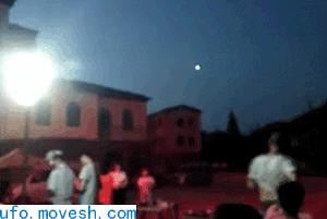 青岛天空惊现不明飞行物，疑似UFO！被不少市民亲眼看到