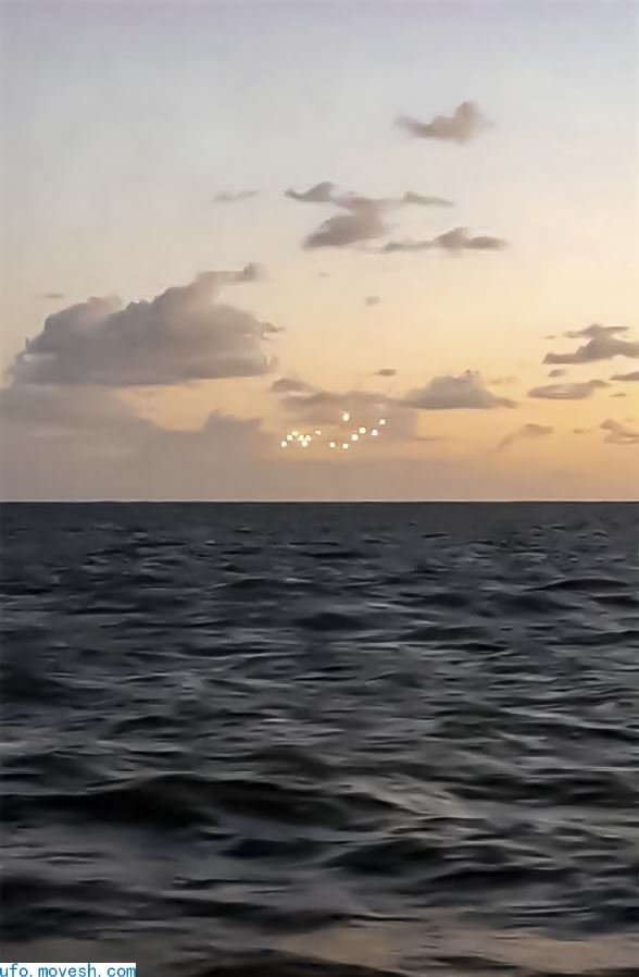 又一起目击事件！美国男子拍到14个神秘的“UFO”漂浮在海洋中央
