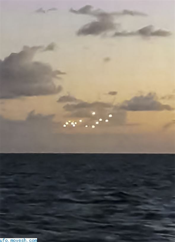 又一起目击事件！美国男子拍到14个神秘的“UFO”漂浮在海洋中央