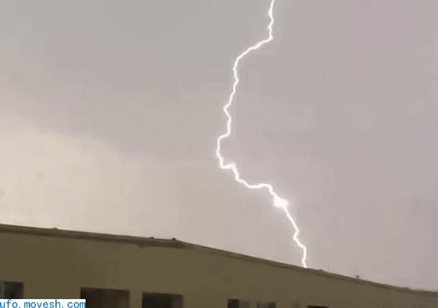 捷克闪电中惊现会充电的三角形UFO！