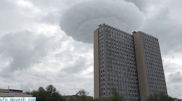 俄罗斯上空惊现“飞碟云” 外形与运动轨迹酷似UFO
