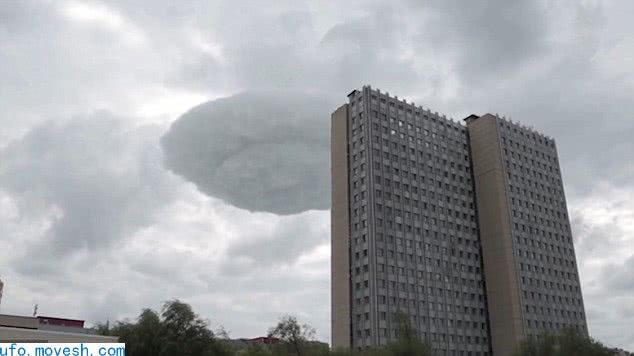 俄罗斯上空惊现“飞碟云” 外形与运动轨迹酷似UFO