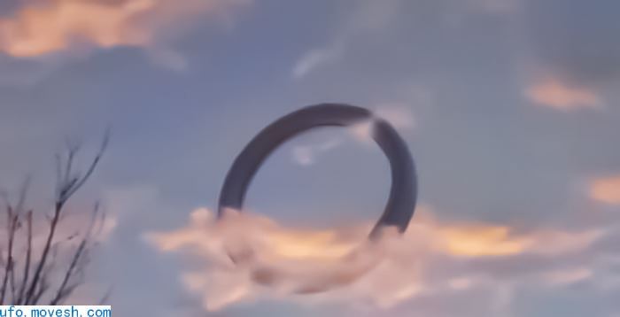 神秘不明飞行物出现在天空，疑似UFO在发射信息，看后超出认知