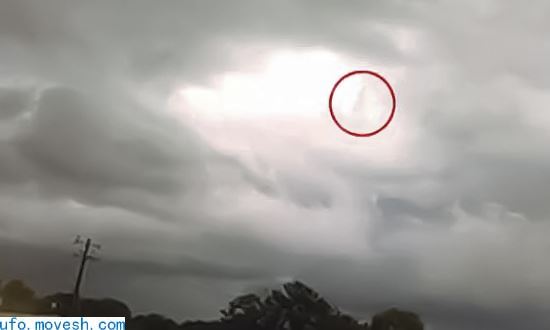 美国独立日现多个UFO：千米高空发出红橙色光