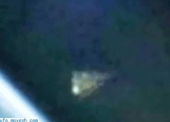 美曾在太空站拍到巨型UFO，接近地球后有许多小UFO飞入其中