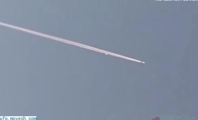 不明飞行物超美国战机 拍摄者目瞪口呆