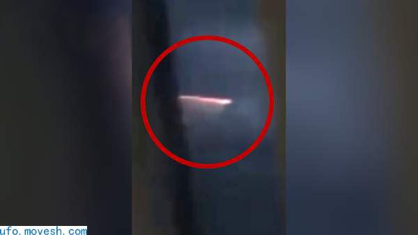 跟着飞机的UFO？乘客醒来在窗外拍到神秘火光