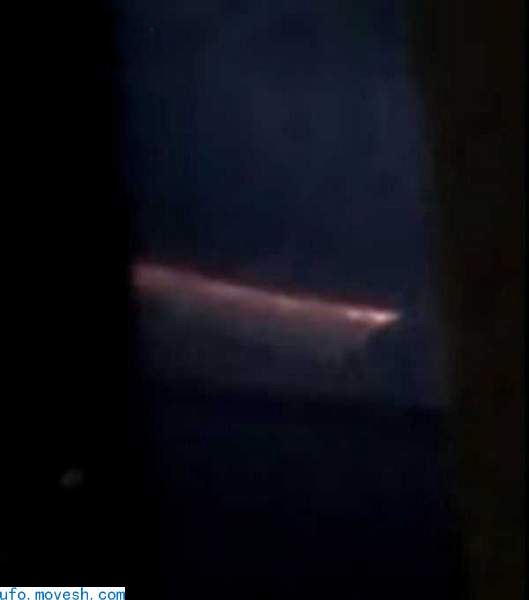 跟着飞机的UFO？乘客醒来在窗外拍到神秘火光