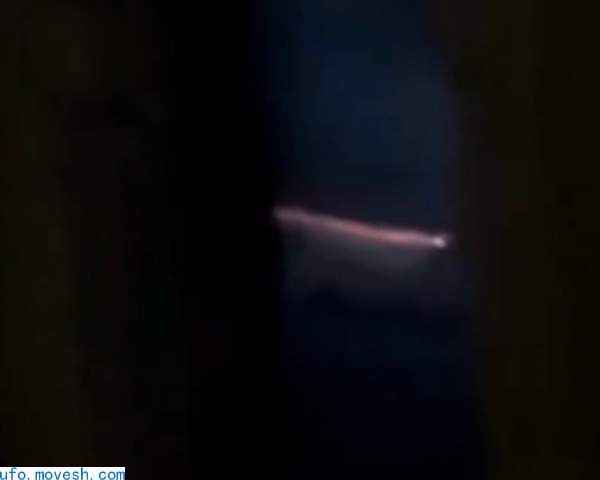 跟着飞机的UFO？乘客醒来在窗外拍到神秘火光