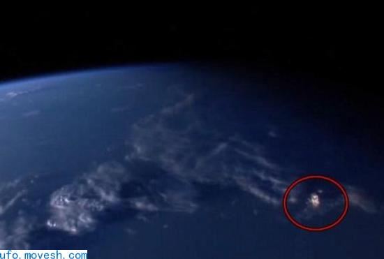 NASA拍到巨型黄金UFO：立刻掐断直播