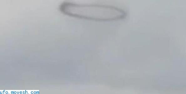 俄罗斯上空现神秘黑圈久久不散 网友：UFO的尾气？