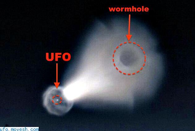 媒体报道俄罗斯UFO，其可能是巨型UFO通过虫洞来到地球