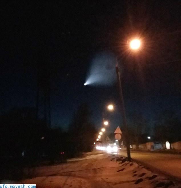 媒体报道俄罗斯UFO，其可能是巨型UFO通过虫洞来到地球
